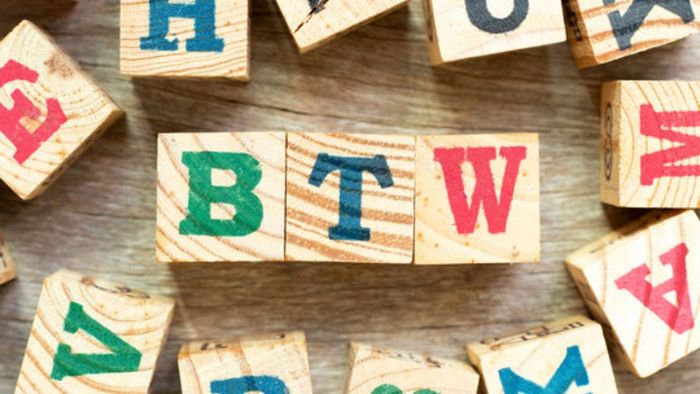 So sánh BTW với các cụm từ tương đương - btw là gì